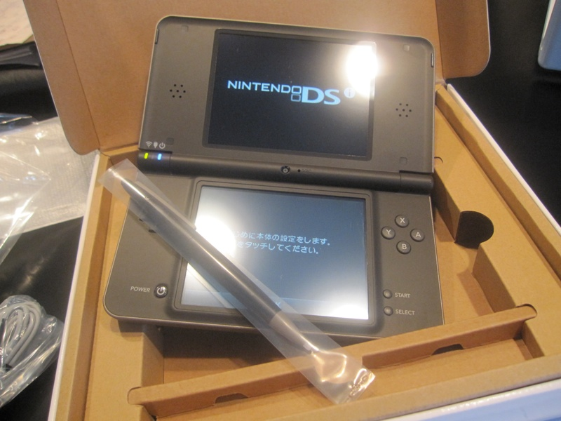 Illustration for article titled DSi LL Unboxing